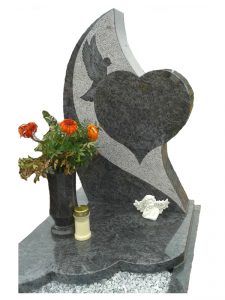 Памятник ребенку в форме сердца