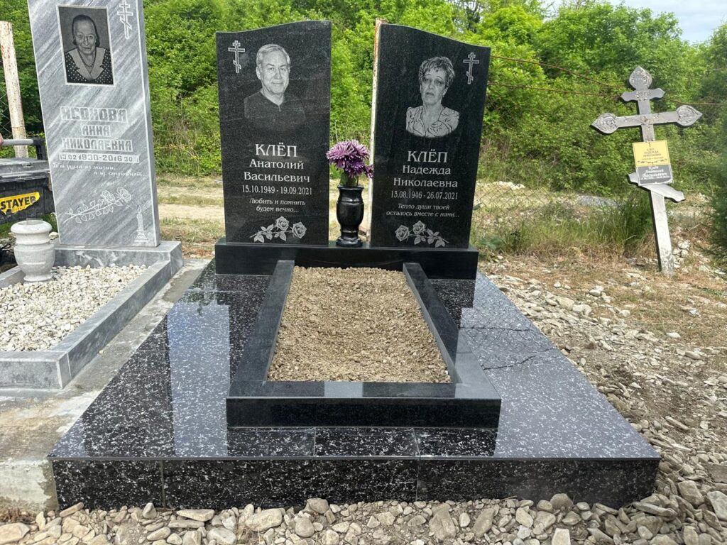 Семейное захоронение из черного гранита