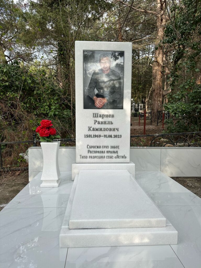 Памятник из белого греческого мрамора